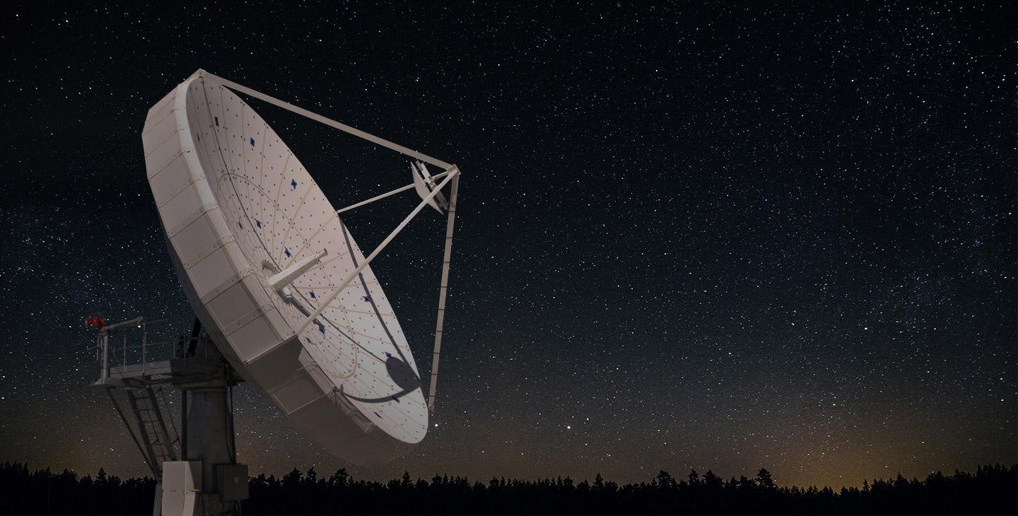 巨大的白色卫星通信天线映衬着繁星点点的夜空