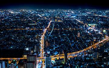 一个大城市夜晚的鸟瞰图，城市灯火辉煌