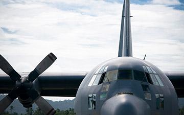 停放的C-130飞机的正面特写